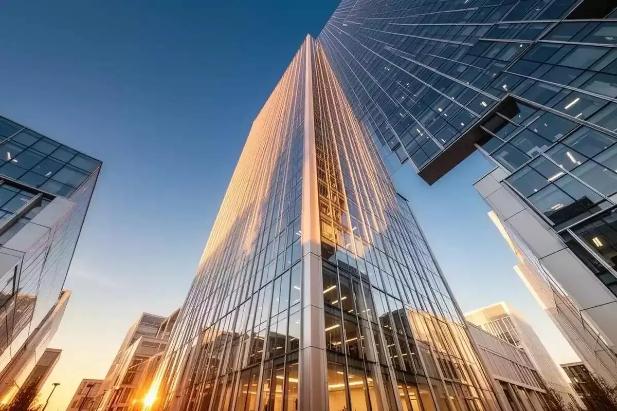 Menara kantor kaca saat senja